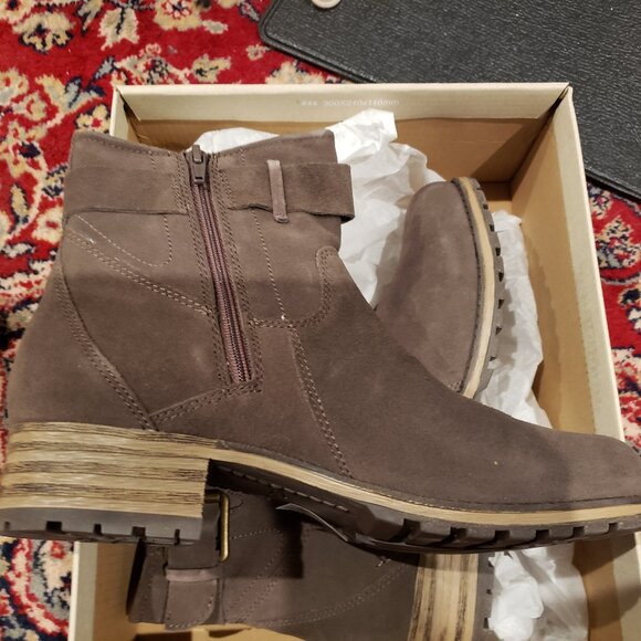 New in Box Clarks Marana Amber Taupe Suede Ankle Boots - Size 8 - Picture 3 of 10